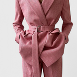 Costumul de pantaloni Evena pentru încredere și eleganță