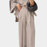 Eli Compleu oversized cu top cu decolteu în V și pantaloni drepți